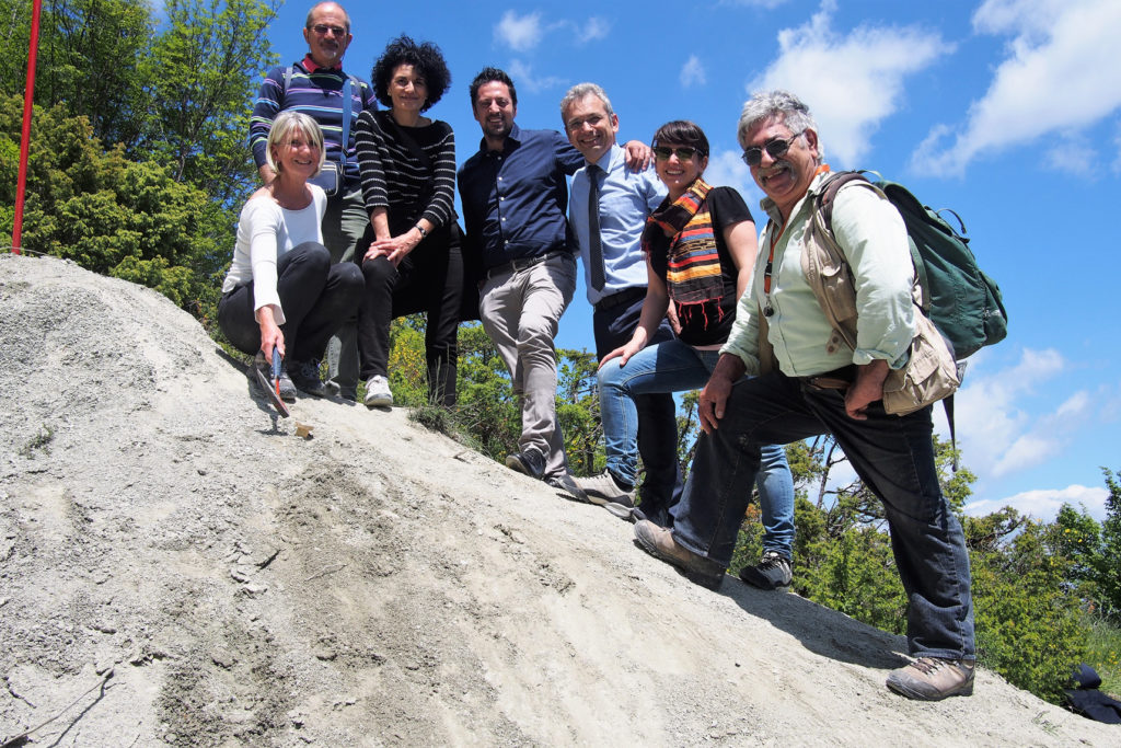 Simonetta Monechi, Leonardo Sagnotti, Cristina Givagnoli, Daniele Tagliolini, Marco Ciccolini, Alice Lombardelli e Sandro Montanari posing in front of the Golden Spike